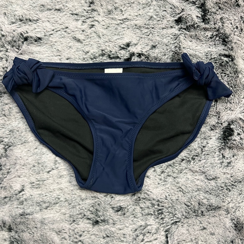 Bikinis - Picture 3 of 3